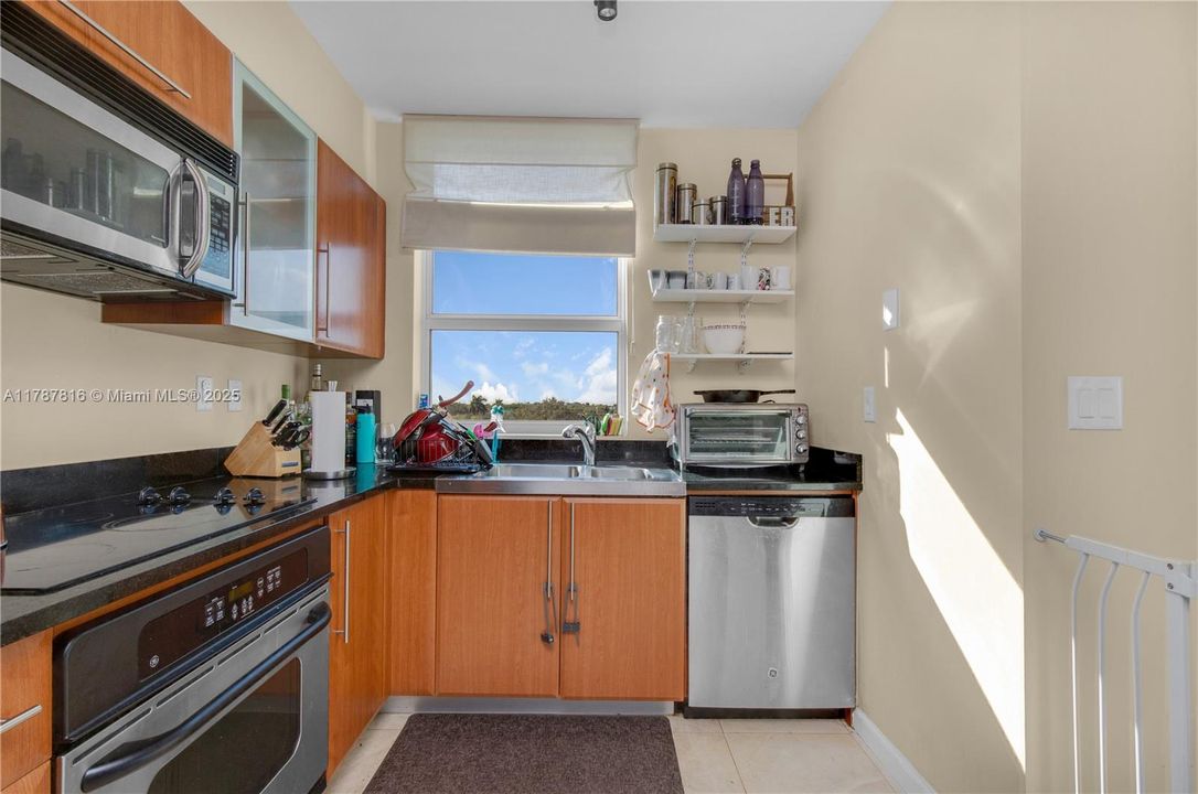 For Sale: $579,999 (2 beds, 2 baths, 1298 Square Feet)