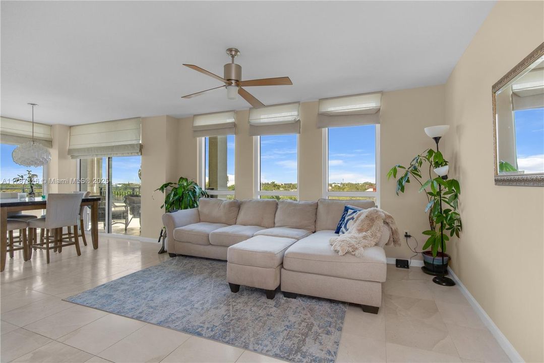 For Sale: $579,999 (2 beds, 2 baths, 1298 Square Feet)