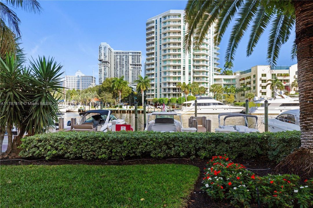 For Sale: $579,999 (2 beds, 2 baths, 1298 Square Feet)