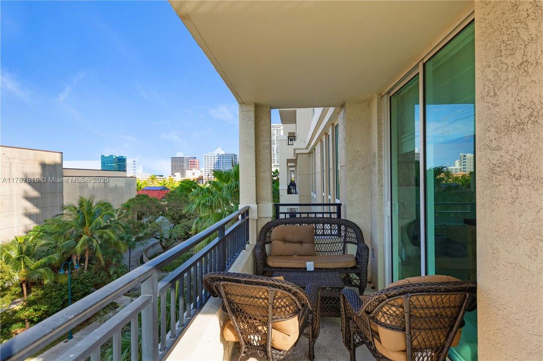 For Sale: $579,999 (2 beds, 2 baths, 1298 Square Feet)