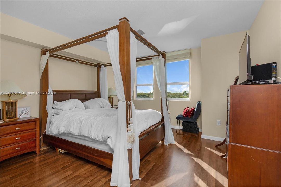 For Sale: $579,999 (2 beds, 2 baths, 1298 Square Feet)