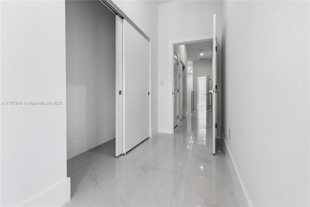 Vendido Recientemente: $1,289,000 (3 camas, 3 baños, 2112 Pies cuadrados)