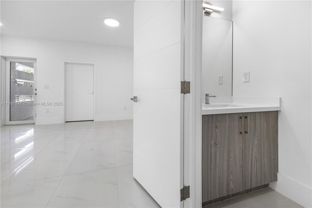 Vendido Recientemente: $1,289,000 (3 camas, 3 baños, 2112 Pies cuadrados)