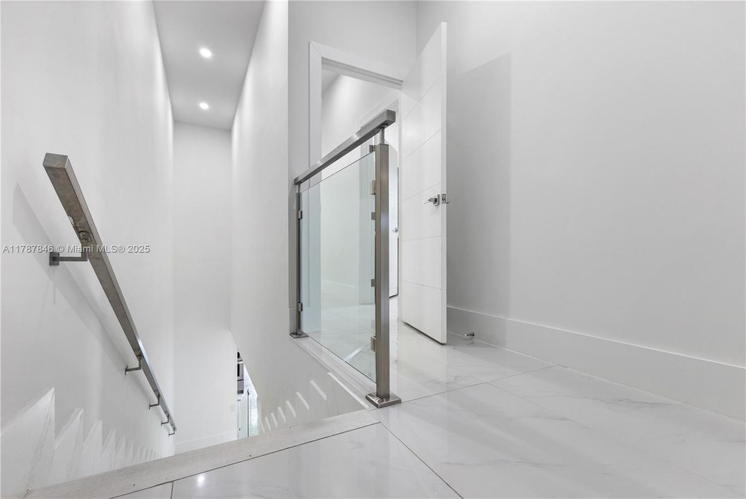 Vendido Recientemente: $1,289,000 (3 camas, 3 baños, 2112 Pies cuadrados)