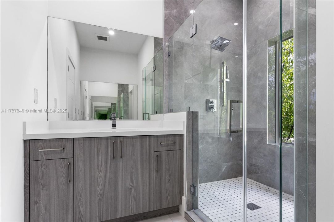 Vendido Recientemente: $1,289,000 (3 camas, 3 baños, 2112 Pies cuadrados)