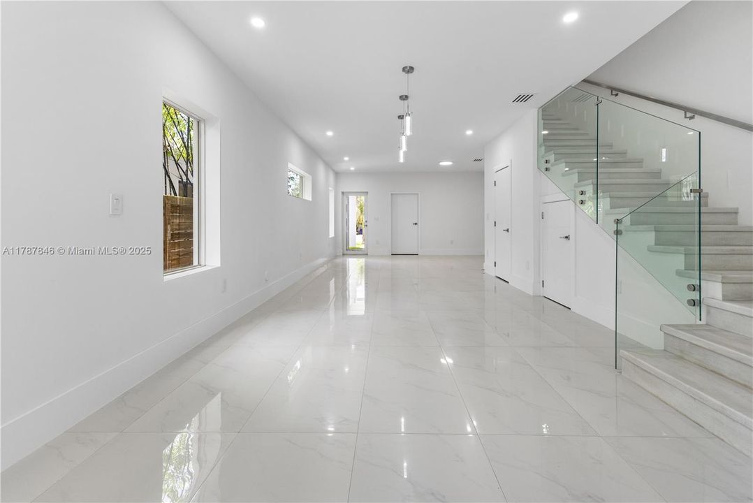 Vendido Recientemente: $1,289,000 (3 camas, 3 baños, 2112 Pies cuadrados)