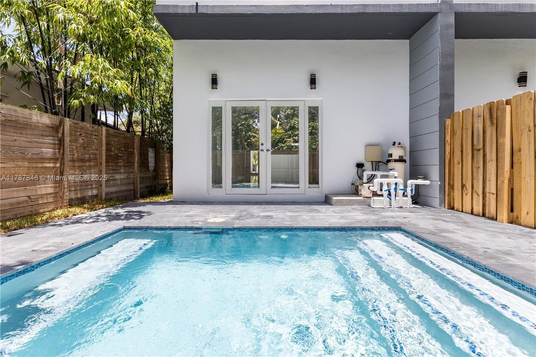 Vendido Recientemente: $1,289,000 (3 camas, 3 baños, 2112 Pies cuadrados)