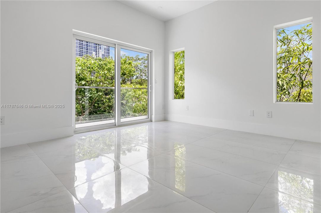 Vendido Recientemente: $1,289,000 (3 camas, 3 baños, 2112 Pies cuadrados)