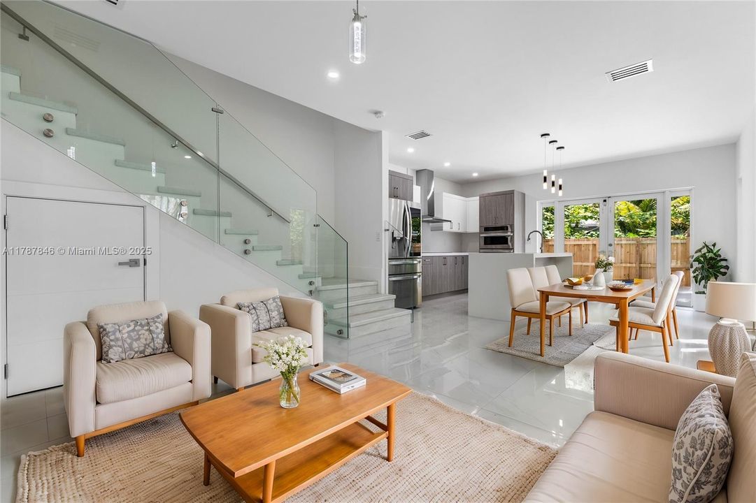 Vendido Recientemente: $1,289,000 (3 camas, 3 baños, 2112 Pies cuadrados)