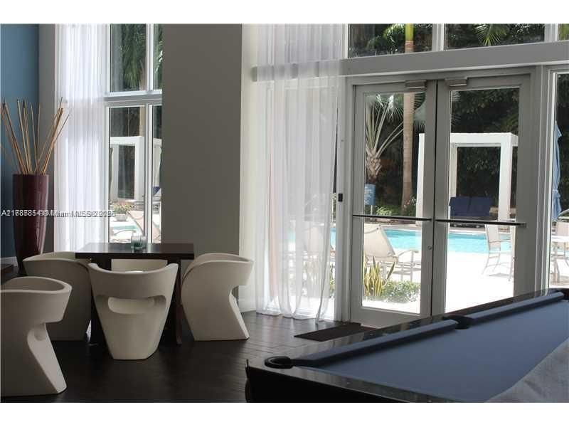 For Sale: $390,000 (1 beds, 1 baths, 835 Square Feet)