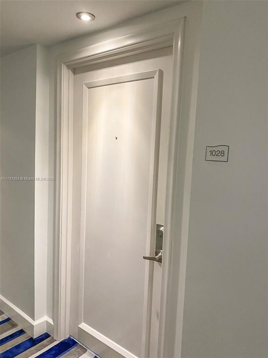 For Sale: $390,000 (1 beds, 1 baths, 835 Square Feet)