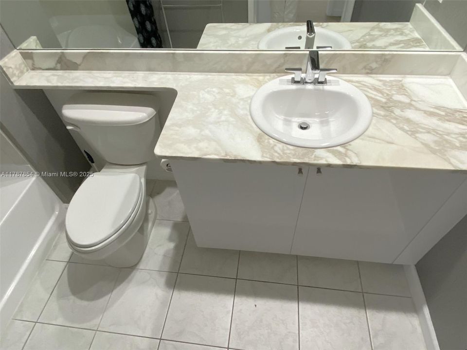 For Sale: $390,000 (1 beds, 1 baths, 835 Square Feet)