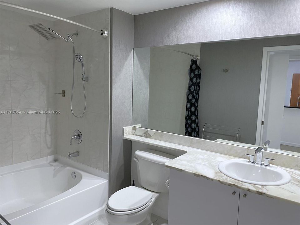 For Sale: $390,000 (1 beds, 1 baths, 835 Square Feet)