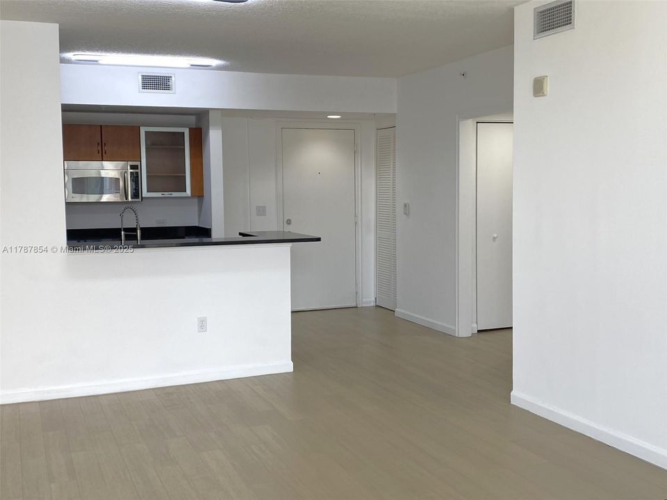 For Sale: $390,000 (1 beds, 1 baths, 835 Square Feet)