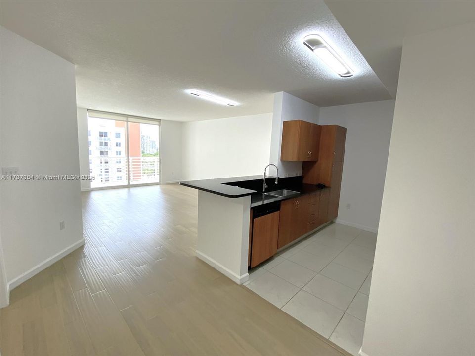 For Sale: $390,000 (1 beds, 1 baths, 835 Square Feet)