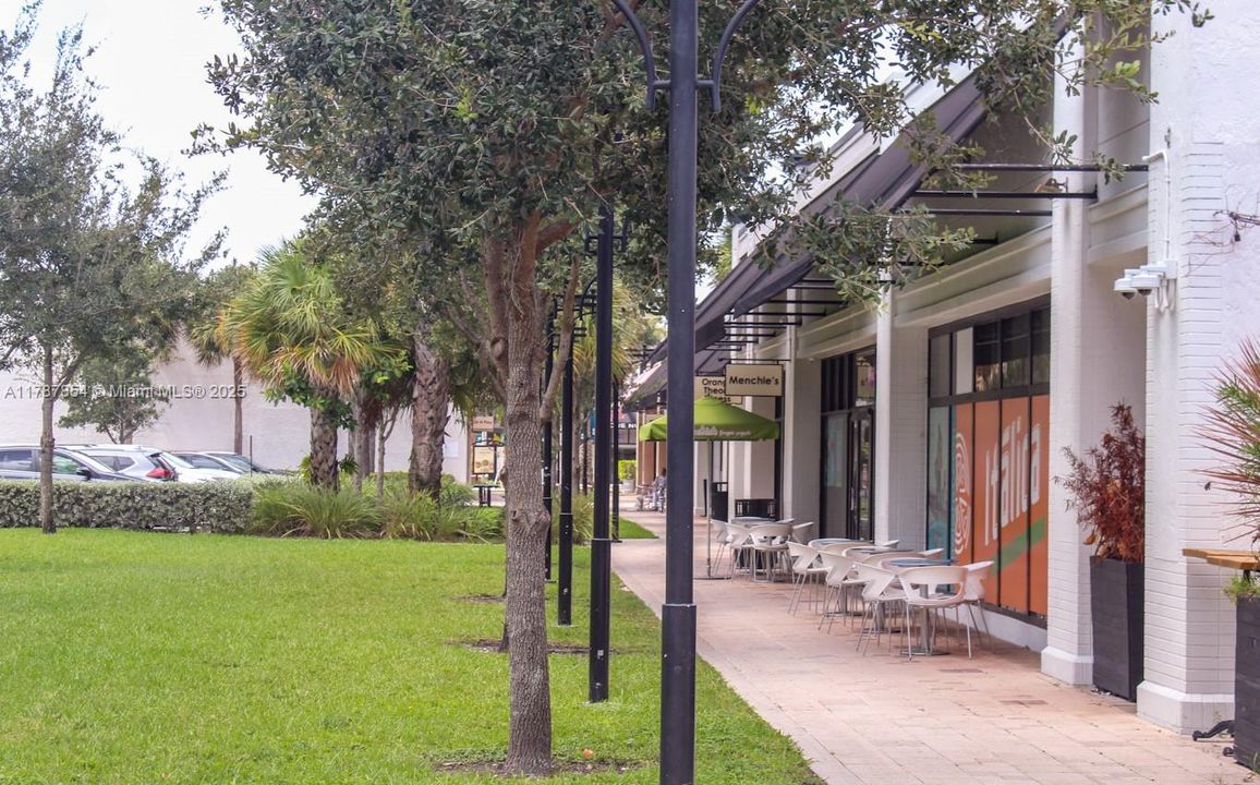 For Sale: $390,000 (1 beds, 1 baths, 835 Square Feet)