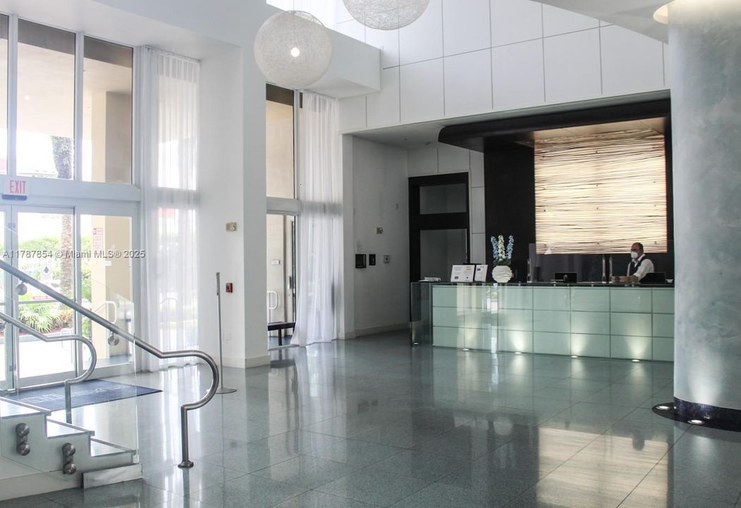 For Sale: $390,000 (1 beds, 1 baths, 835 Square Feet)