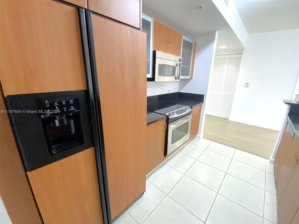 For Sale: $390,000 (1 beds, 1 baths, 835 Square Feet)