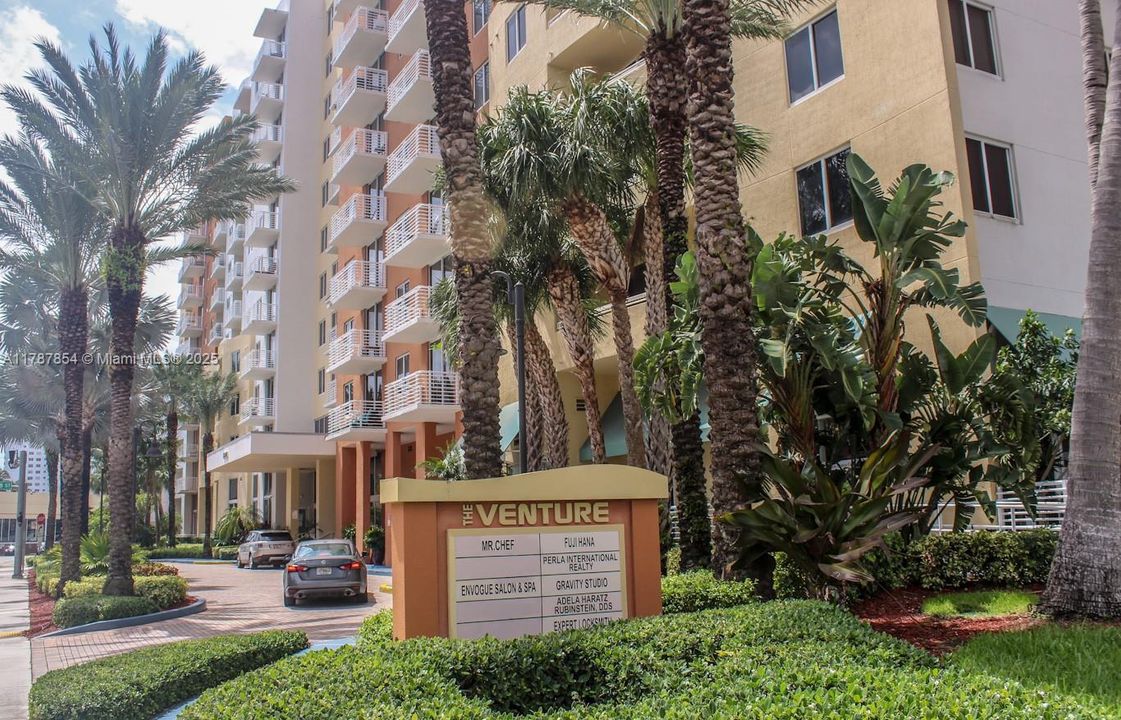 For Sale: $390,000 (1 beds, 1 baths, 835 Square Feet)