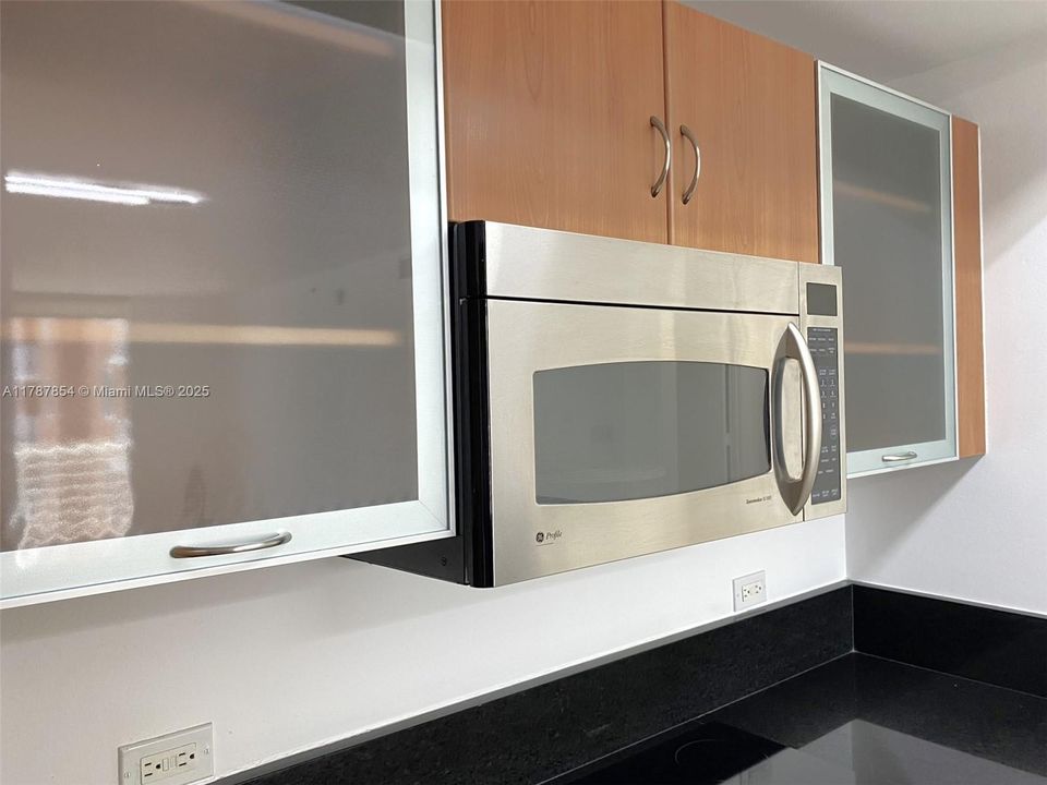 For Sale: $390,000 (1 beds, 1 baths, 835 Square Feet)