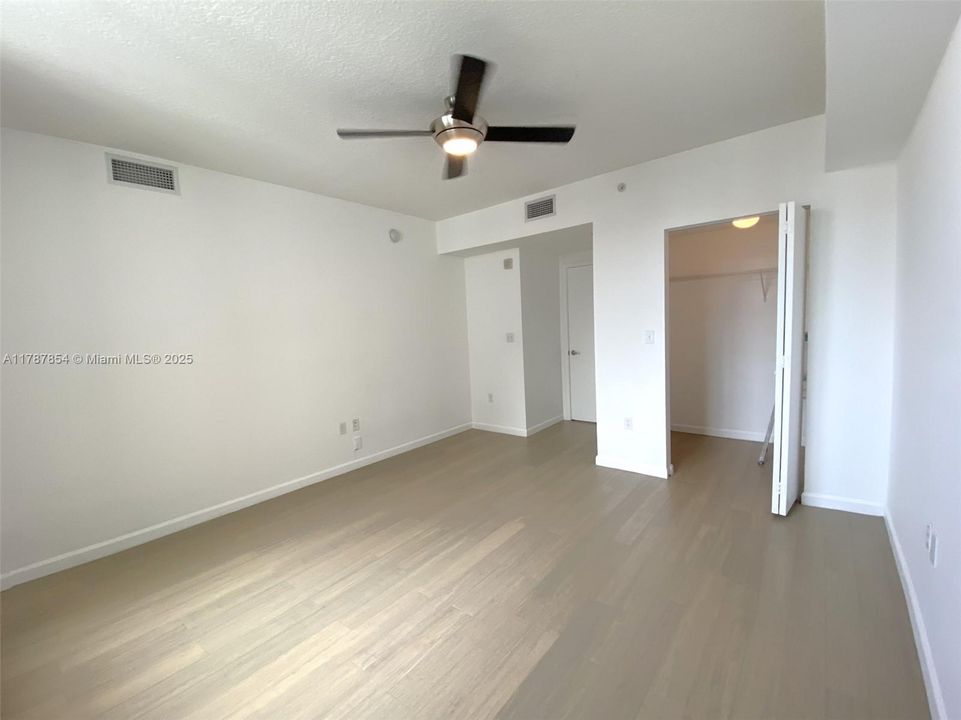 For Sale: $390,000 (1 beds, 1 baths, 835 Square Feet)