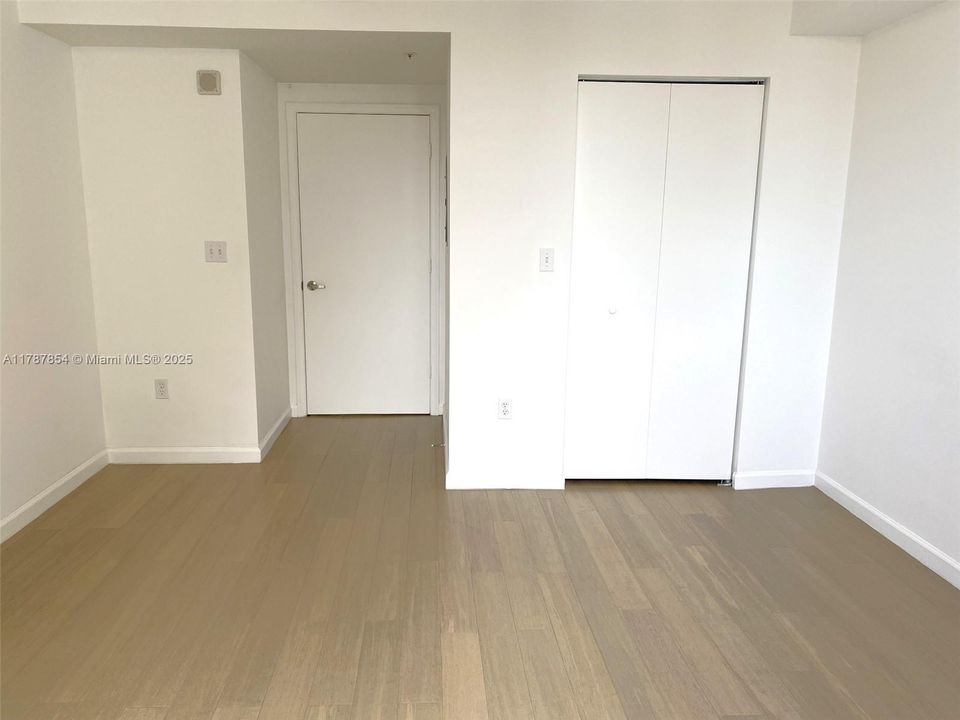 For Sale: $390,000 (1 beds, 1 baths, 835 Square Feet)
