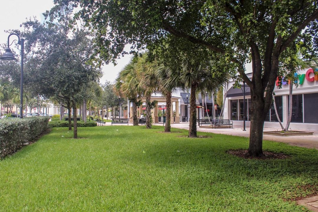 For Sale: $390,000 (1 beds, 1 baths, 835 Square Feet)