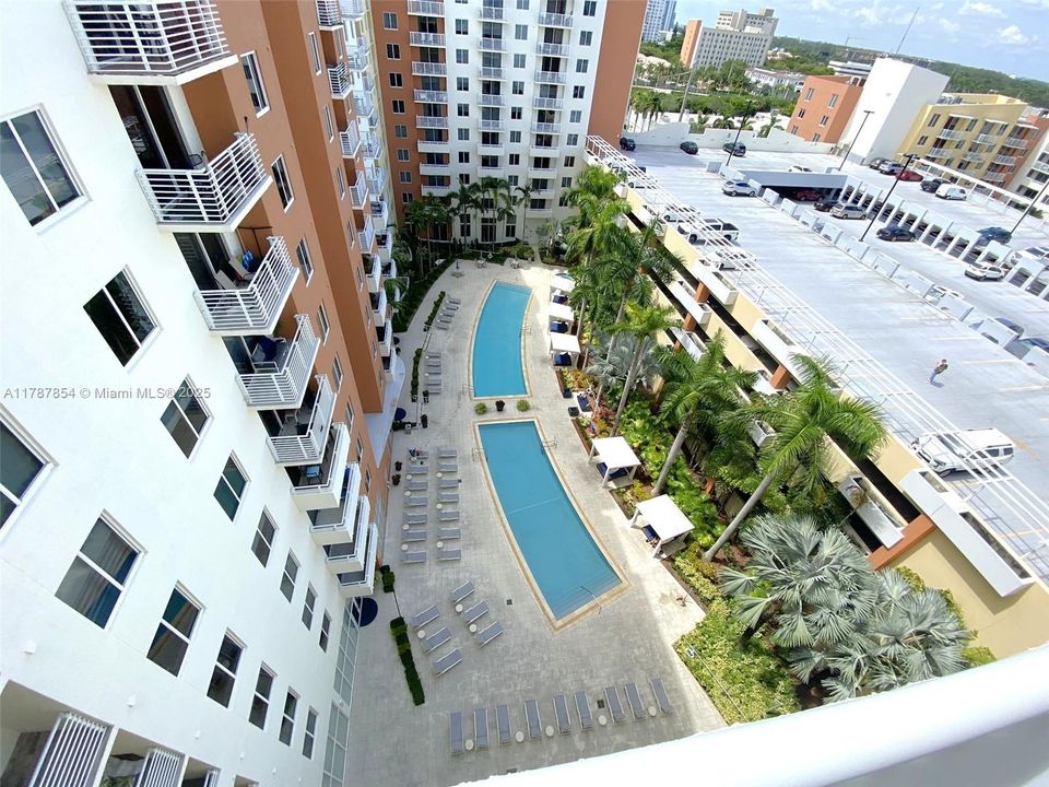 For Sale: $390,000 (1 beds, 1 baths, 835 Square Feet)