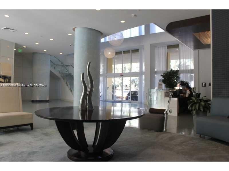 For Sale: $390,000 (1 beds, 1 baths, 835 Square Feet)