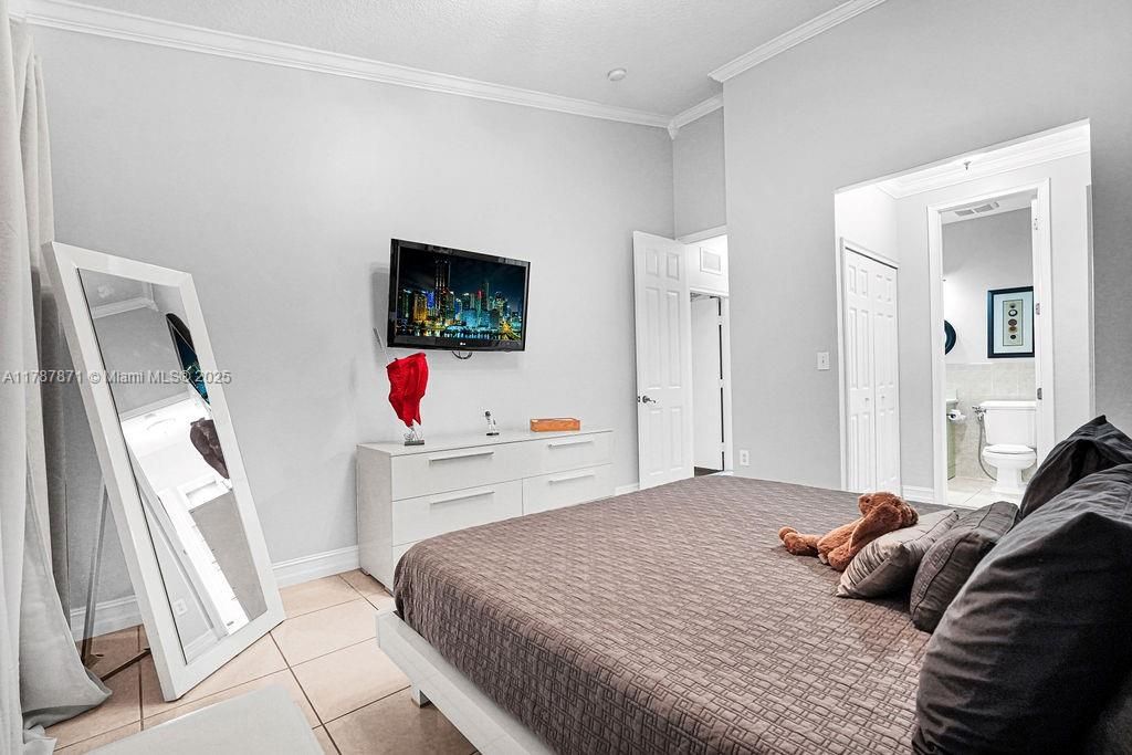 Recently Sold: $1,299,000 (4 beds, 3 baths, 2307 Square Feet)