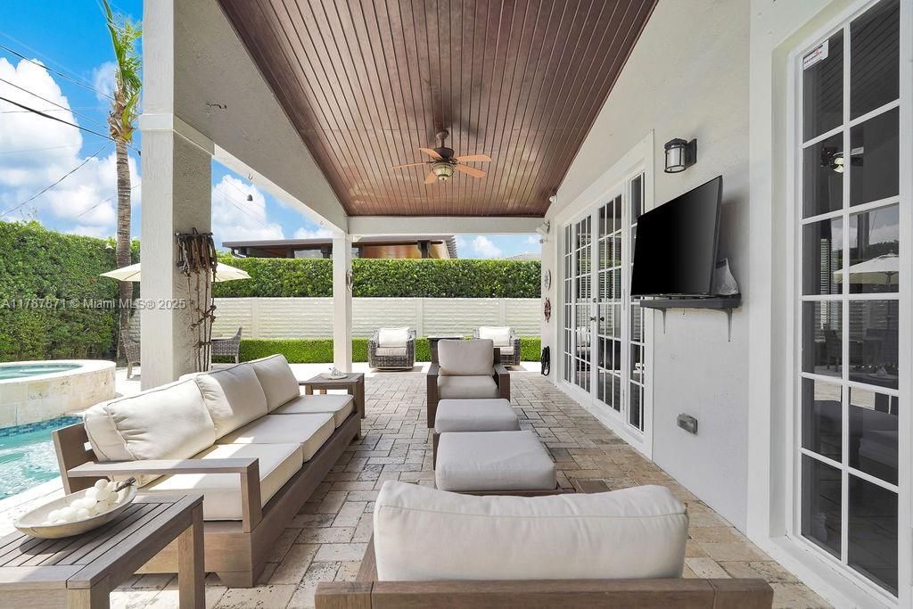 Recently Sold: $1,299,000 (4 beds, 3 baths, 2307 Square Feet)