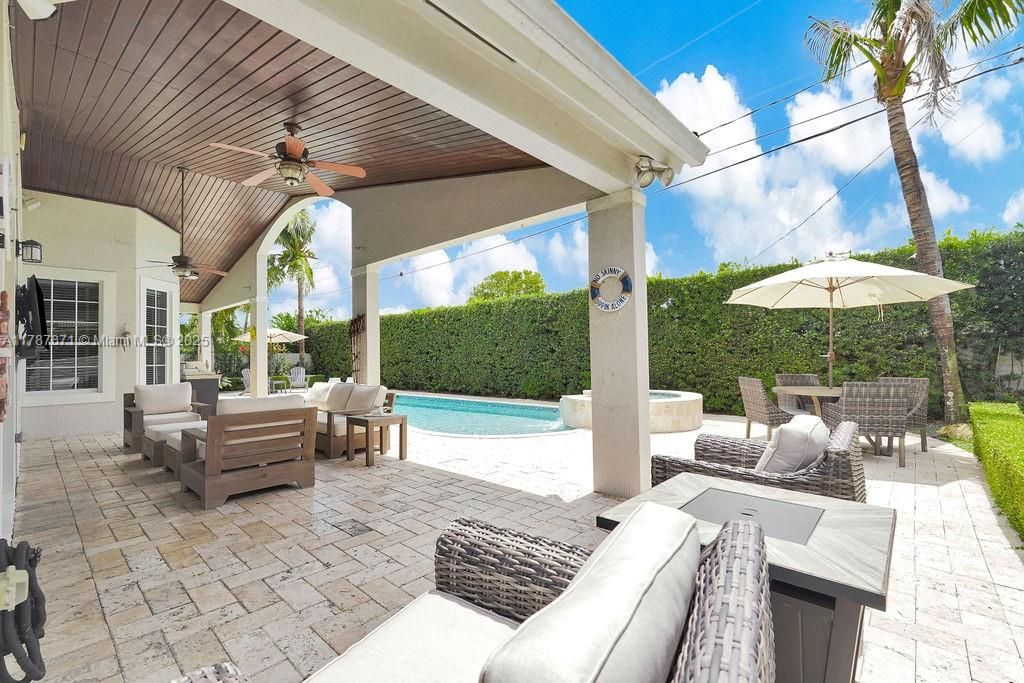 Recently Sold: $1,299,000 (4 beds, 3 baths, 2307 Square Feet)