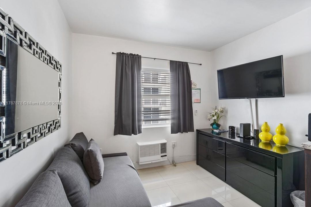 For Sale: $445,000 (1 beds, 1 baths, 410 Square Feet)