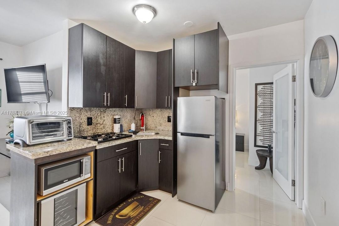 For Sale: $445,000 (1 beds, 1 baths, 410 Square Feet)