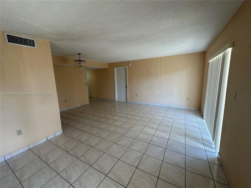 BIG LIVING ROOM AND BALCONY