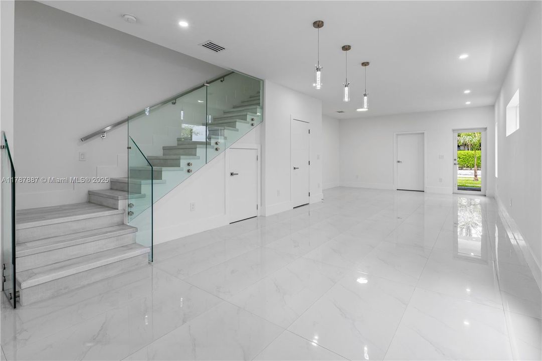 Vendido Recientemente: $1,289,000 (3 camas, 3 baños, 2112 Pies cuadrados)