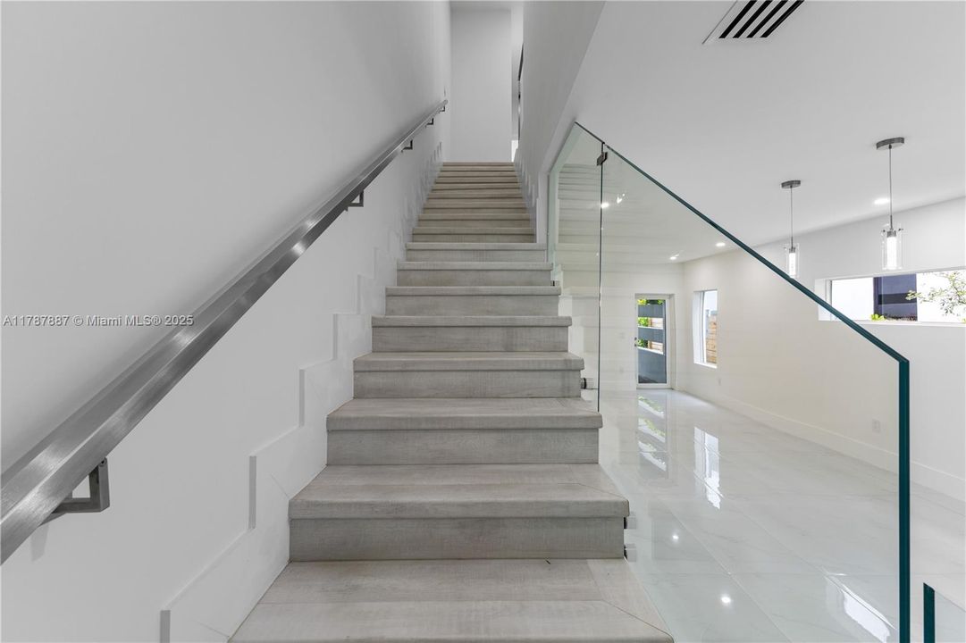 Vendido Recientemente: $1,289,000 (3 camas, 3 baños, 2112 Pies cuadrados)