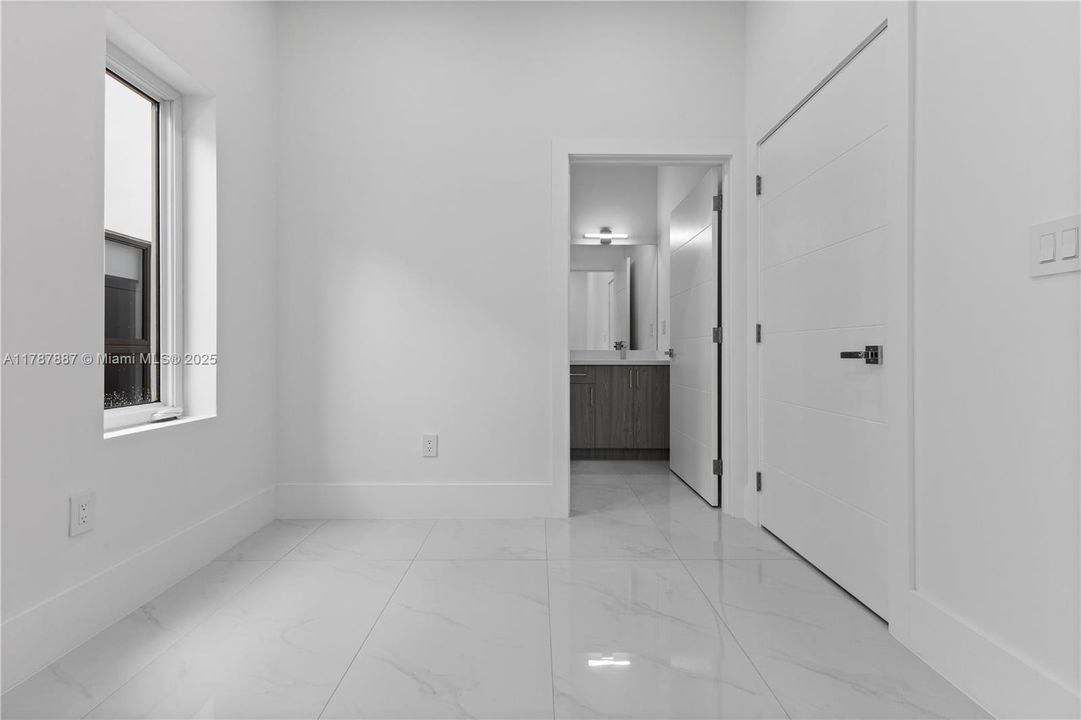 Vendido Recientemente: $1,289,000 (3 camas, 3 baños, 2112 Pies cuadrados)