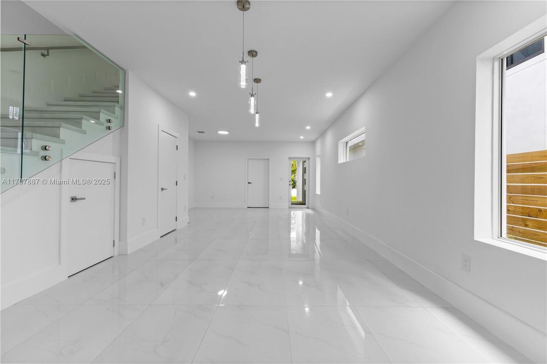 Vendido Recientemente: $1,289,000 (3 camas, 3 baños, 2112 Pies cuadrados)