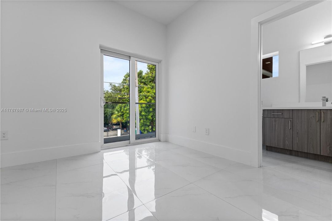 Vendido Recientemente: $1,289,000 (3 camas, 3 baños, 2112 Pies cuadrados)