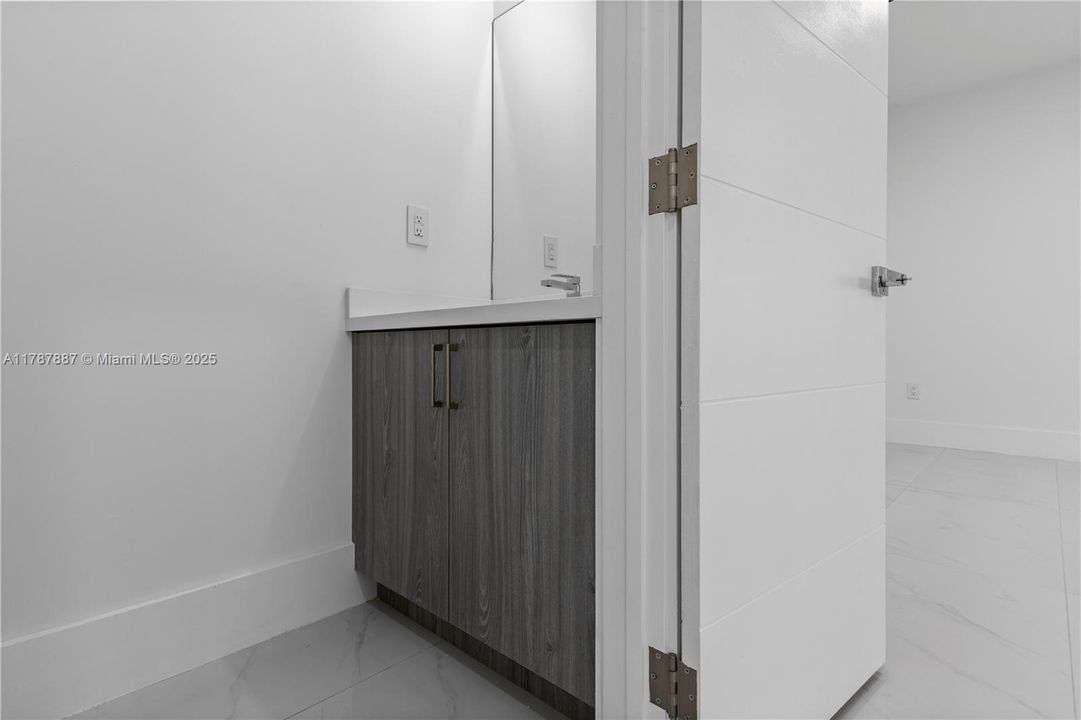 Vendido Recientemente: $1,289,000 (3 camas, 3 baños, 2112 Pies cuadrados)