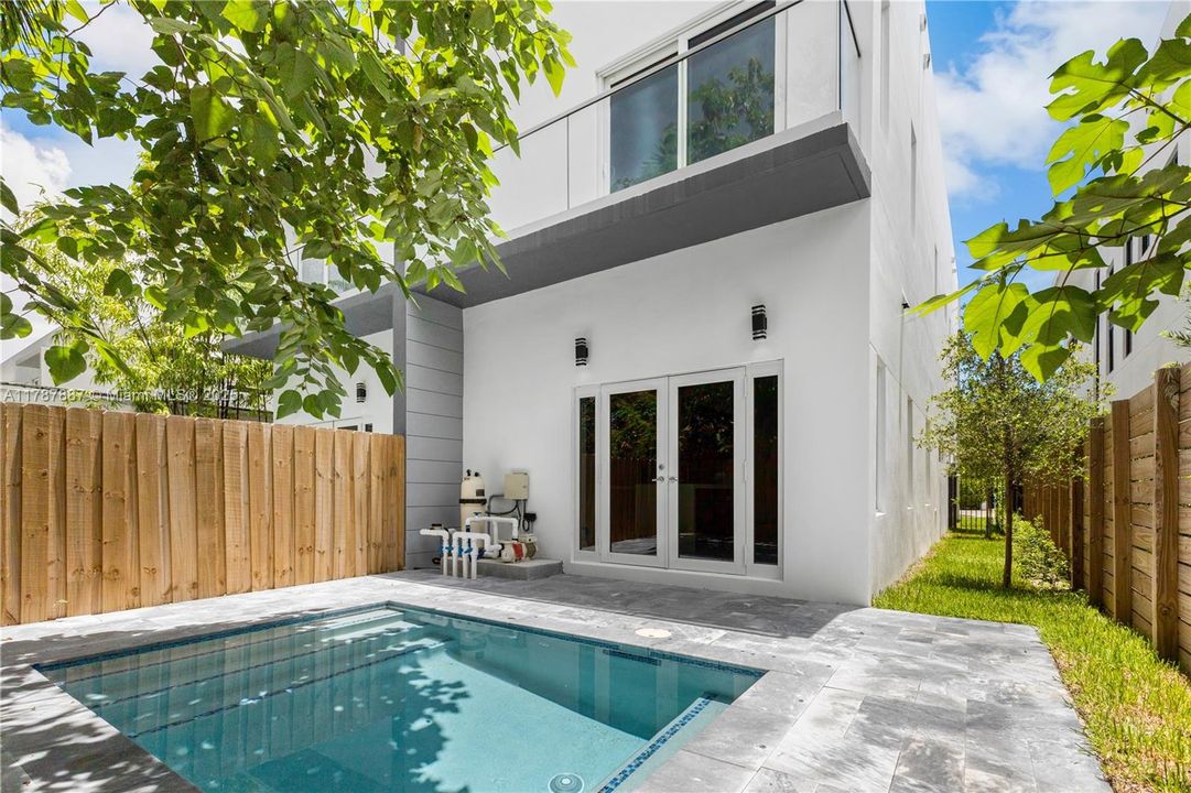 Vendido Recientemente: $1,289,000 (3 camas, 3 baños, 2112 Pies cuadrados)