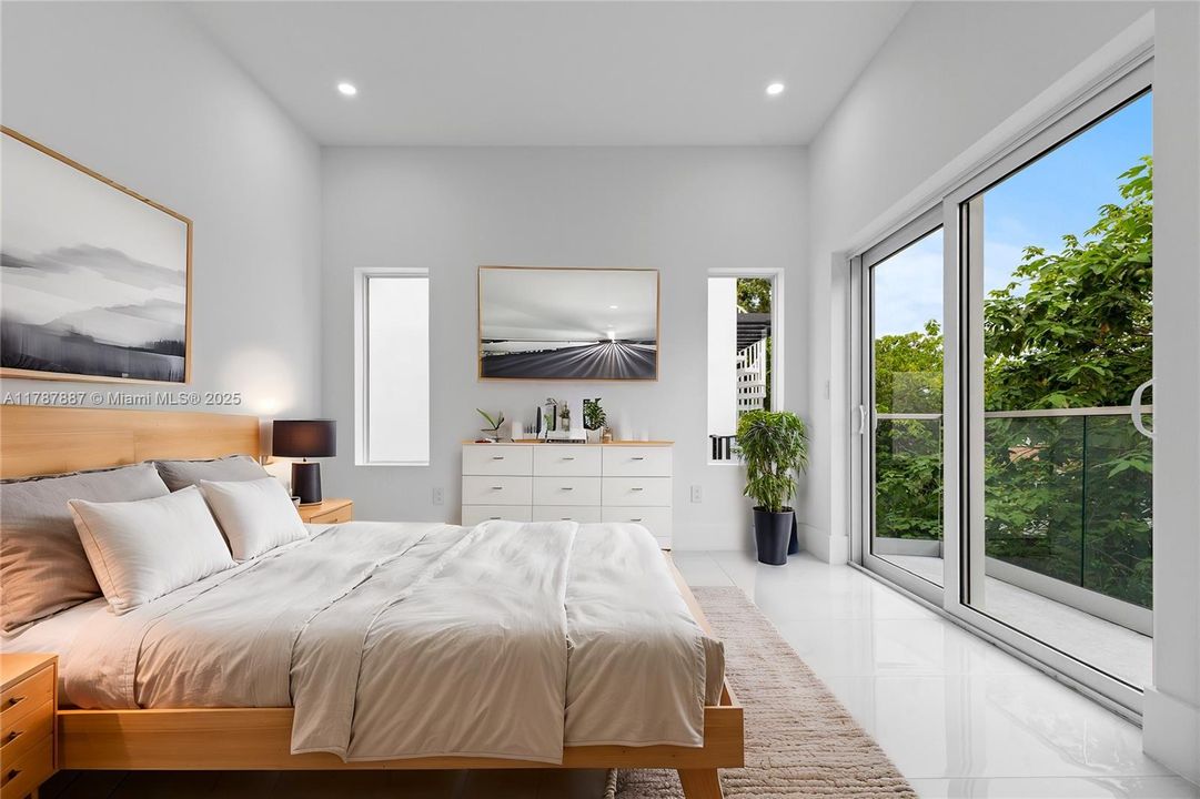 Vendido Recientemente: $1,289,000 (3 camas, 3 baños, 2112 Pies cuadrados)