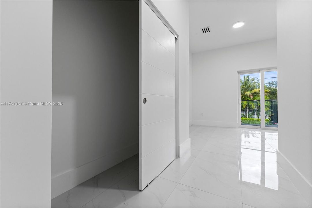 Vendido Recientemente: $1,289,000 (3 camas, 3 baños, 2112 Pies cuadrados)