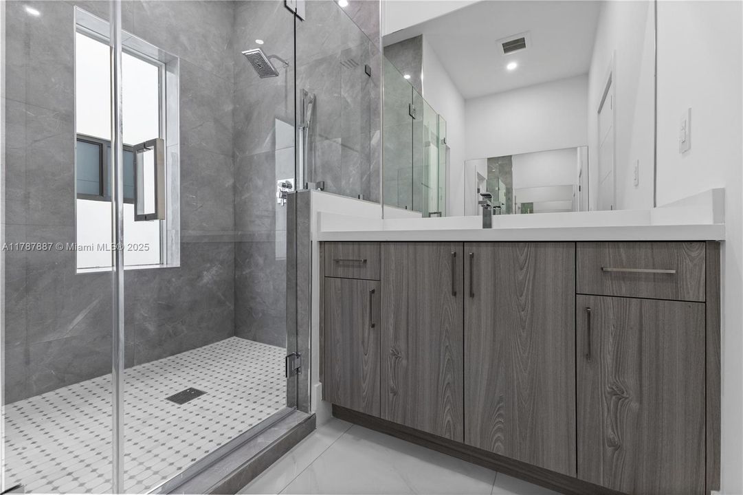 Vendido Recientemente: $1,289,000 (3 camas, 3 baños, 2112 Pies cuadrados)