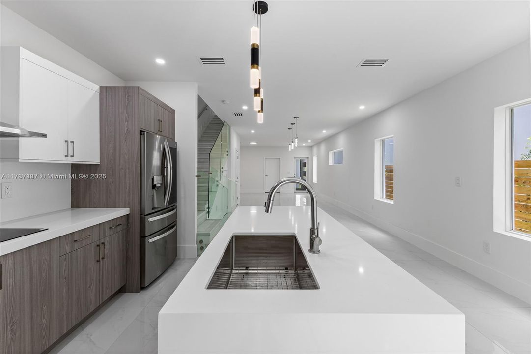 Vendido Recientemente: $1,289,000 (3 camas, 3 baños, 2112 Pies cuadrados)