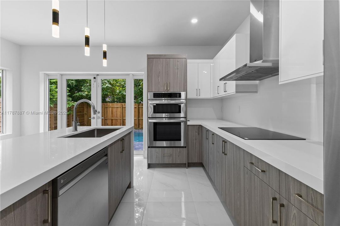 Vendido Recientemente: $1,289,000 (3 camas, 3 baños, 2112 Pies cuadrados)