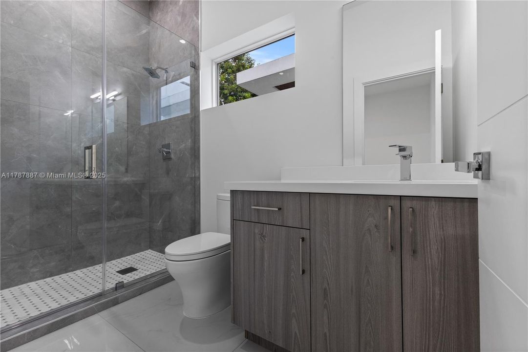 Vendido Recientemente: $1,289,000 (3 camas, 3 baños, 2112 Pies cuadrados)