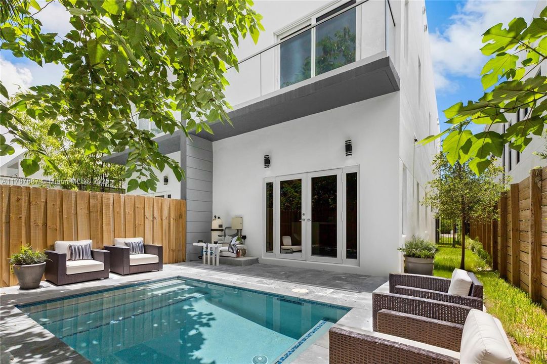 Vendido Recientemente: $1,289,000 (3 camas, 3 baños, 2112 Pies cuadrados)