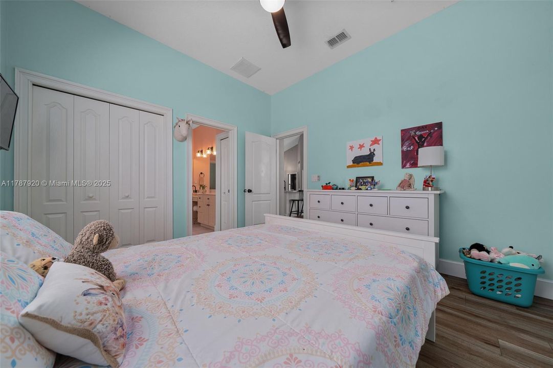 Recently Sold: $849,900 (5 beds, 3 baths, 2729 Square Feet)